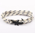 Dettaglio del bracciale nautico in corda intrecciata blu navy con chiusura a squalo nero - Chiusura a Squalo / Bianco con Blu e Beige