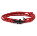 Dettaglio di un bracciale nautico in paracord multistrato con chiusura a forma di squalo - Chiusura a Squalo / Rosso con Blu e Nero