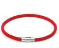Detailansicht des roten geflochtenen Armbands mit silbernem Magnetverschluss aus Metall - Rot