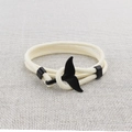 Dettaglio di un bracciale in corda intrecciata panna con gancio a coda di balena nero - Fibbia a Coda di Balena Nera / Bianco avorio