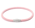 Nahaufnahme des rosa geflochtenen Armbands mit poliertem silbernem Magnetverschluss - Rosa