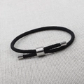 Detailansicht eines schwarzen geflochtenen Armbands mit verstellbarem silbernem Metallverschluss - Stil A (Rund) / Schwarz