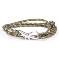 Dettaglio macro del bracciale in corda intrecciata verde militare con chiusura a forma di squalo - Corda Motivo Verde Rosso Bianco Squalo Argento (SSY-02)