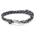 Dettaglio della chiusura in metallo argentato a forma di squalo su bracciale intrecciato - Corda Puntinata Blu Nero Bianco Squalo Argento (SSY-03)