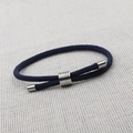 Detailansicht des dunkelblauen geflochtenen Armbands mit verstellbarem Silberverschluss - Stil A (Rund) / Marineblau