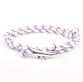 Dettaglio del ciondolo a forma di squalo in argento su un braccialetto in corda intrecciata - Corda Spirale Blu Rosso Bianco Squalo Argento (SSY-04)