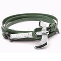 Dettaglio del bracciale multistrato in pelle verde scuro con chiusura ad ascia vichinga - Stile Fibbia ad Ascia / Verde Scuro