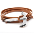 Vue détaillée du bracelet multicouche en cuir marron avec breloque hache en argent poli - Kaki