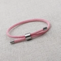 Nahaufnahme des rosa geflochtenen Seilarmbands mit verstellbarem silbernem Metallschieber - Stil A (Rund) / Rosa
