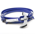 Dettaglio del bracciale multistrato in pelle blu reale con chiusura a forma di ascia - Stile Fibbia ad Ascia / Blu Reale