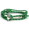 Detalle del brazalete de paracord trenzado con cierre en forma de martillo de plata pulida - Estilo Verde/Amarillo/Negro (SCT-05)
