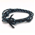 Gros plan du fermoir ancre noir mat gravé Vikings avec cordon tressé tricolore - Mélange Bleu Noir Blanc (BA-03)