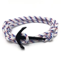 Détail du bracelet nautique tressé tricolore avec fermoir ancre noir mat et logo Vikings - Mélange Rouge Bleu Blanc (BA-04)