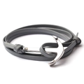Détail du bracelet en cuir gris multicouche avec fermoir ancre argentée style nautique - Gris