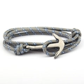 Dettaglio di bracciale nautico in nylon 3mm grigio con accenti blu e chiusura ad ancora - Grigio (QB-01)