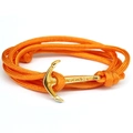 Détail d'un bracelet nautique en corde tressée orange avec fermoir ancre dorée et gravure - Orange