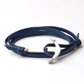 Détail d'un bracelet en cuir multicouche bleu marine avec fermoir ancre poli en argent - Bleu