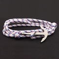 Dettaglio macro del bracciale nautico con corda in nylon tricolore e chiusura ad ancora argento - Rosso Blu Bianco (QB-04)