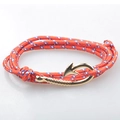 Dettaglio del bracciale nautico in corda intrecciata arancione con chiusura a amo dorata - Arancione/Blu/Bianco Intrecciato Con Chiusura Dorata (GF-06)