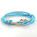 Vista macro del bracciale in corda nautica blu intrecciata con chiusura a amo dorata - Celeste/Bianco/Arancione Intrecciato Con Chiusura Dorata (GF-07)