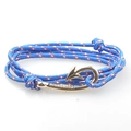 Dettaglio del bracciale in corda intrecciata tricolore con gancio a forma di pesce - Blu/Bianco/Arancione Misto Con Chiusura Dorata (GF-08)