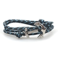 Dettaglio del bracciale nautico a più strati in corda intrecciata con gancio ad ancora - Mix Nero Blu Bianco (SC-03)