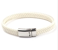 Dettaglio del bracciale in pelle intrecciata bianca con chiusura metallica argento lucido - Bianco