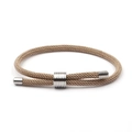 Vue détaillée du bracelet en nylon tressé kaki avec un charme cylindrique en métal argenté - Kaki