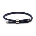 Gros plan détaillé du bracelet tressé bleu foncé avec éléments en acier inoxydable poli - Bleu Marine