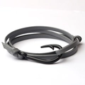 Détail du cordon en cuir gris multicouche avec fermoir ancre en métal noir type crochet - Gris