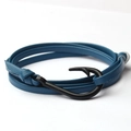 Vue détaillée du bracelet nautique en cuir bleu multicouche avec fermoir crochet noir - Bleu ciel