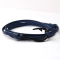 Détail d'un bracelet nautique en cuir tressé bleu foncé avec fermoir crochet noir - Bleu saphir