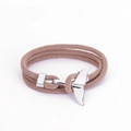 Dettaglio del bracciale in corda intrecciata kaki a più strati con chiusura a coda di balena - Kaki