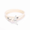 Dettaglio del ciondolo a coda di balena e bracciale in corda intrecciata a tre strati - Bianco avorio