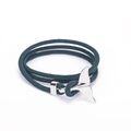 Detalle de pulsera náutica con cierre de cola de ballena plateada y cuerda trenzada verde oscuro - Verde