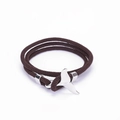Dettaglio del bracciale multistrato in corda marrone con chiusura a coda di balena lucida - Caffè