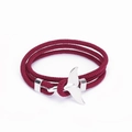 Dettaglio del bracciale intrecciato rosso scuro con chiusura a forma di coda di balena - Borgogna