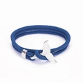 Dettaglio di un bracciale intrecciato blu navy con ciondolo a forma di coda di balena - Blu-Verde