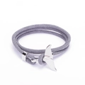 Vista dettagliata del bracciale in corda grigia intrecciata con chiusura a coda di balena - Grigio