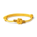 Detalle de pulsera trenzada amarillo vibrante con hilos dorados y cierre ajustable cómodo - Amarillo
