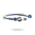 Détail d'un bracelet de couple en fil de Milan tissé main avec un nœud de cœur épuré - Crème + Bleu Clair