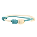 Detailansicht des handgefertigten Armbands mit blau-beigen geflochtenen Knoten - Modell D Himmelblau + Creme