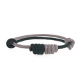 Detail des handgefertigten grün-grauen Knotenarmbands mit feinen Vajra-Knoten-Mustern - Modell D Hellgrau + Dunkelgrün