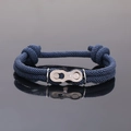 Minimalistisches dunkelblaues geflochtenes Armband mit silbernem Kettenglied-Detail - Marineblau