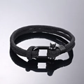 Dettaglio del bracciale nautico intrecciato nero con chiusura a grillo a U in metallo opaco - Nero