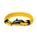 Dettaglio macro del bracciale in corda intrecciata gialla con ciondolo a delfino nero - Cordino Giallo Delfino Nero