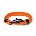 Dettaglio di un bracciale intrecciato arancione a tre giri con chiusura nera a delfino - Cordino Arancione Delfino Nero