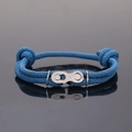 Bracelet en corde tressée bleue avec boucle rapide de style chaîne sur surface réfléchissante - Bleu sarcelle