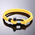 Detailansicht des gelben Nylon-Armbands mit schwarzem mattem Metall-U-Verschluss - Gelb