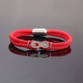 Détail macro du bracelet en corde tressée rouge avec élément de chaîne en argent brossé - 23cm / Rouge 113
